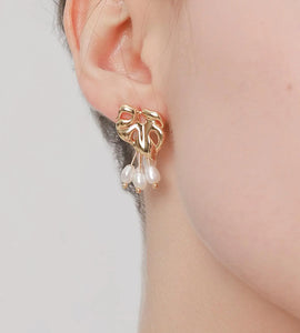 Flowing Leaf Tassel Pearl Earrings